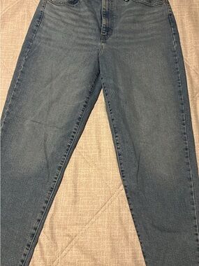 Levi's Women's Straight Leg Jeans in Medium Blue Wash